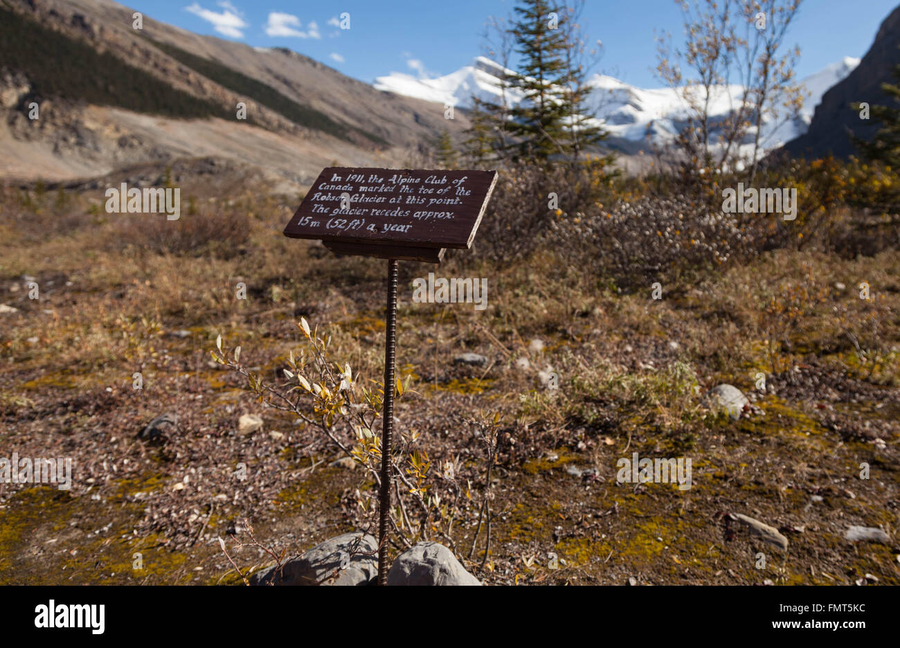 Un panneau à Berg Lake, expliquant la vitesse à laquelle le glacier du mont Robson est en train de fondre, le parc provincial du mont Robson, C.-B. Banque D'Images