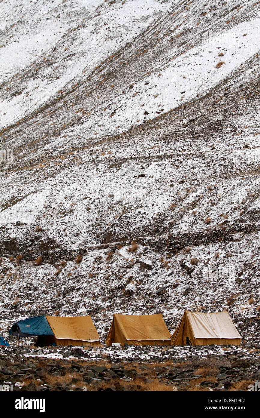 Camp de tentes dans la vallée de Rumbak au Ladakh, Inde. Haute Altitude Hemis National Park. Banque D'Images