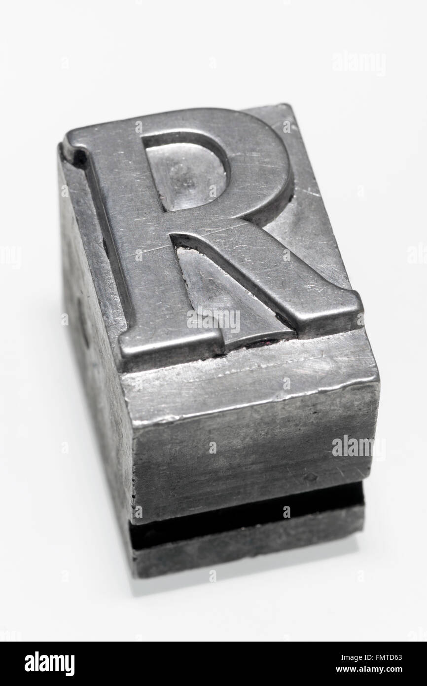 Lettre R bloc métallique type letterpress isolated on white Banque D'Images