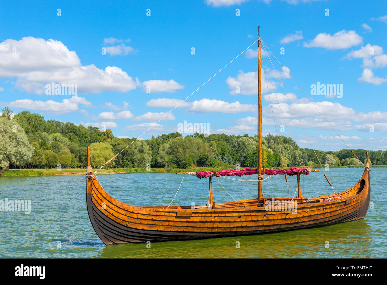 Viking en bois Vintage bateau sur le lac Banque D'Images