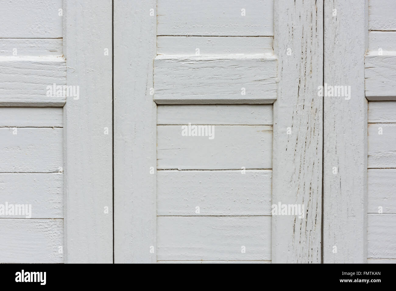 Fenêtre avec volets en bois beige fermé. fond photo Banque D'Images