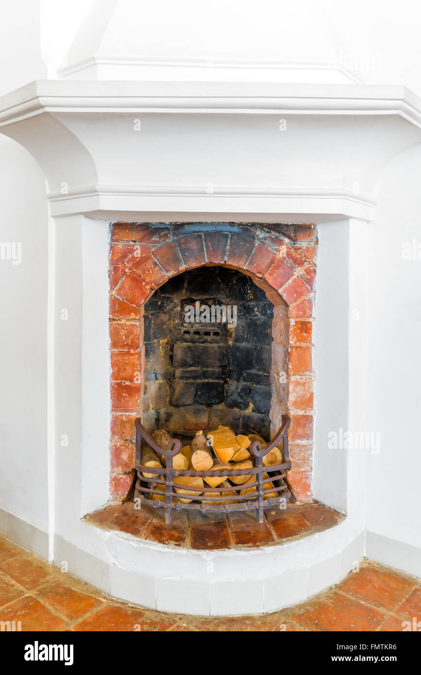 Cheminée en brique avec bois de chauffage dans la chambre Photo Stock ...
