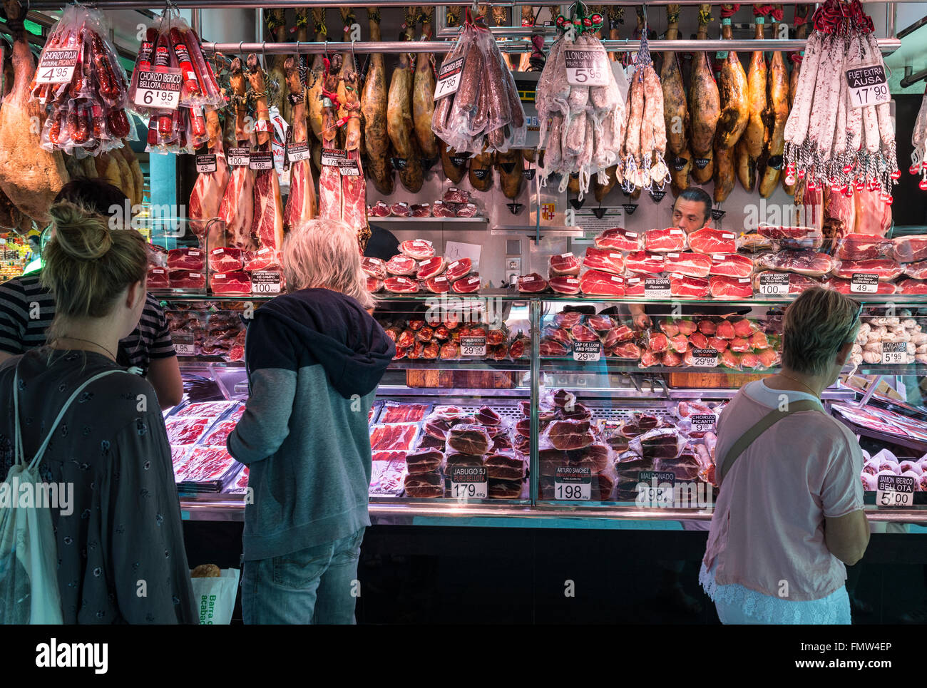Boucherie avec jambon jambon sec au Mercat de Sant Josep de la Boqueria - célèbre marché public, Barcelone, Espagne Banque D'Images