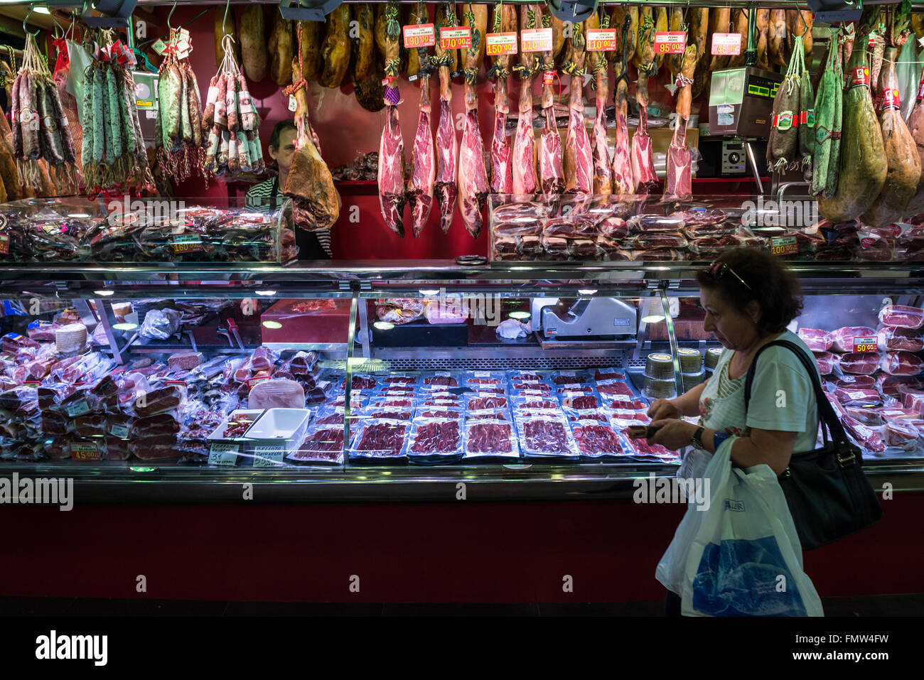 Boucherie avec jambon jambon sec au Mercat de Sant Josep de la Boqueria - célèbre marché public, Barcelone, Espagne Banque D'Images