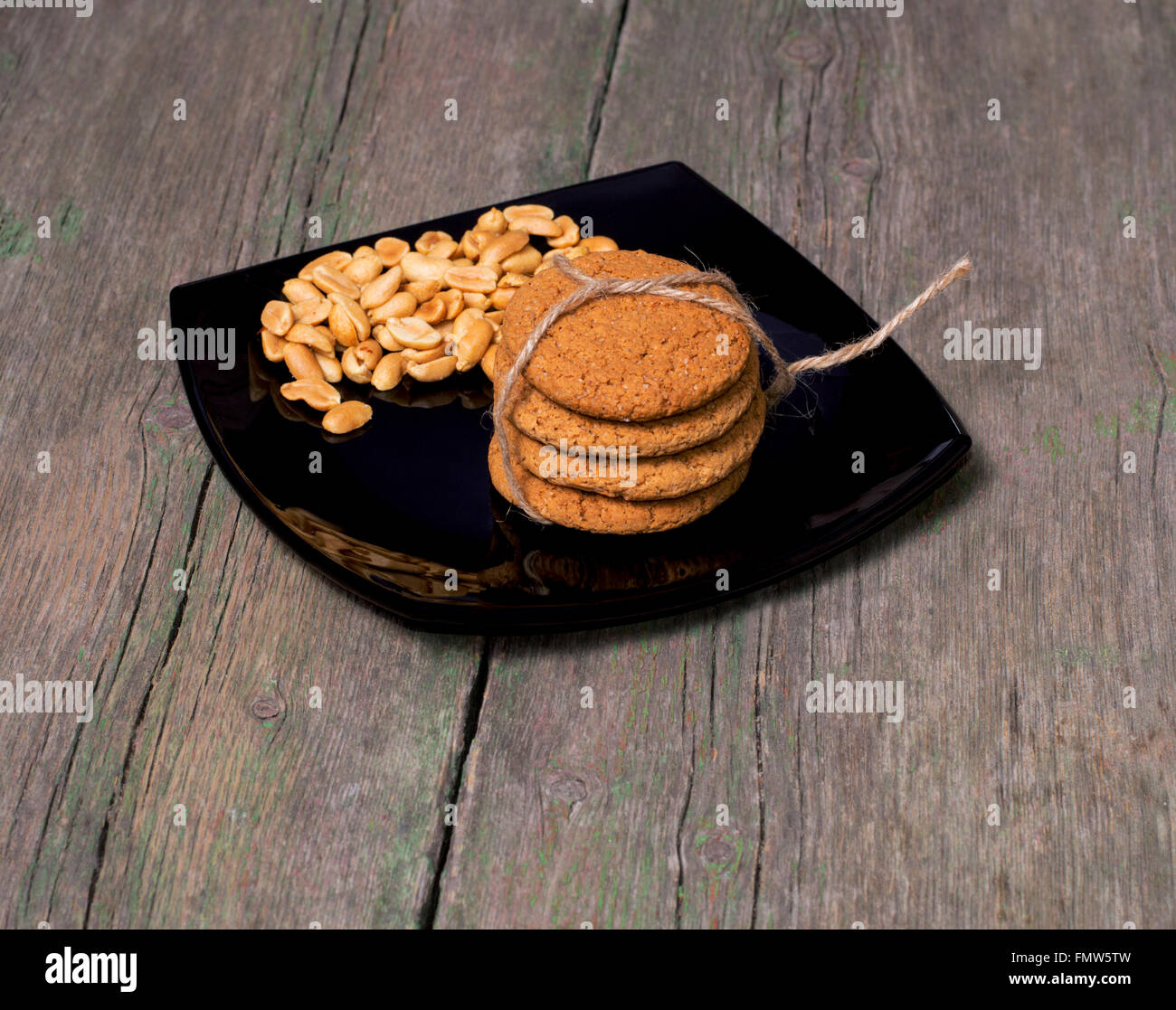 La cuisson et une cacahuète sur une plaque noire Banque D'Images