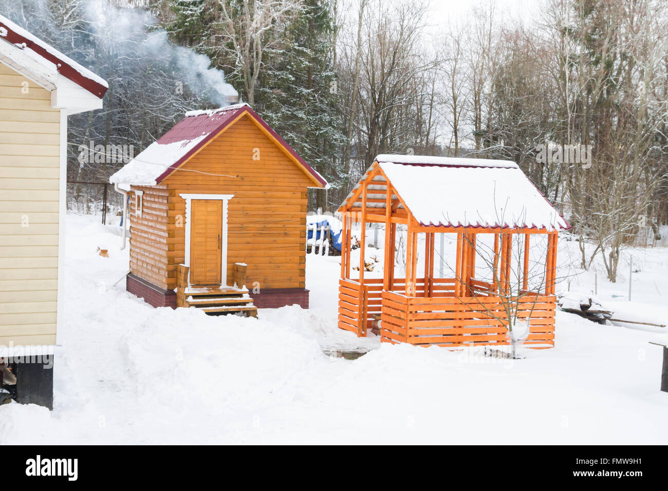 Baignoire en bois avec un kiosque à l'extérieur de la ville en hiver Banque D'Images