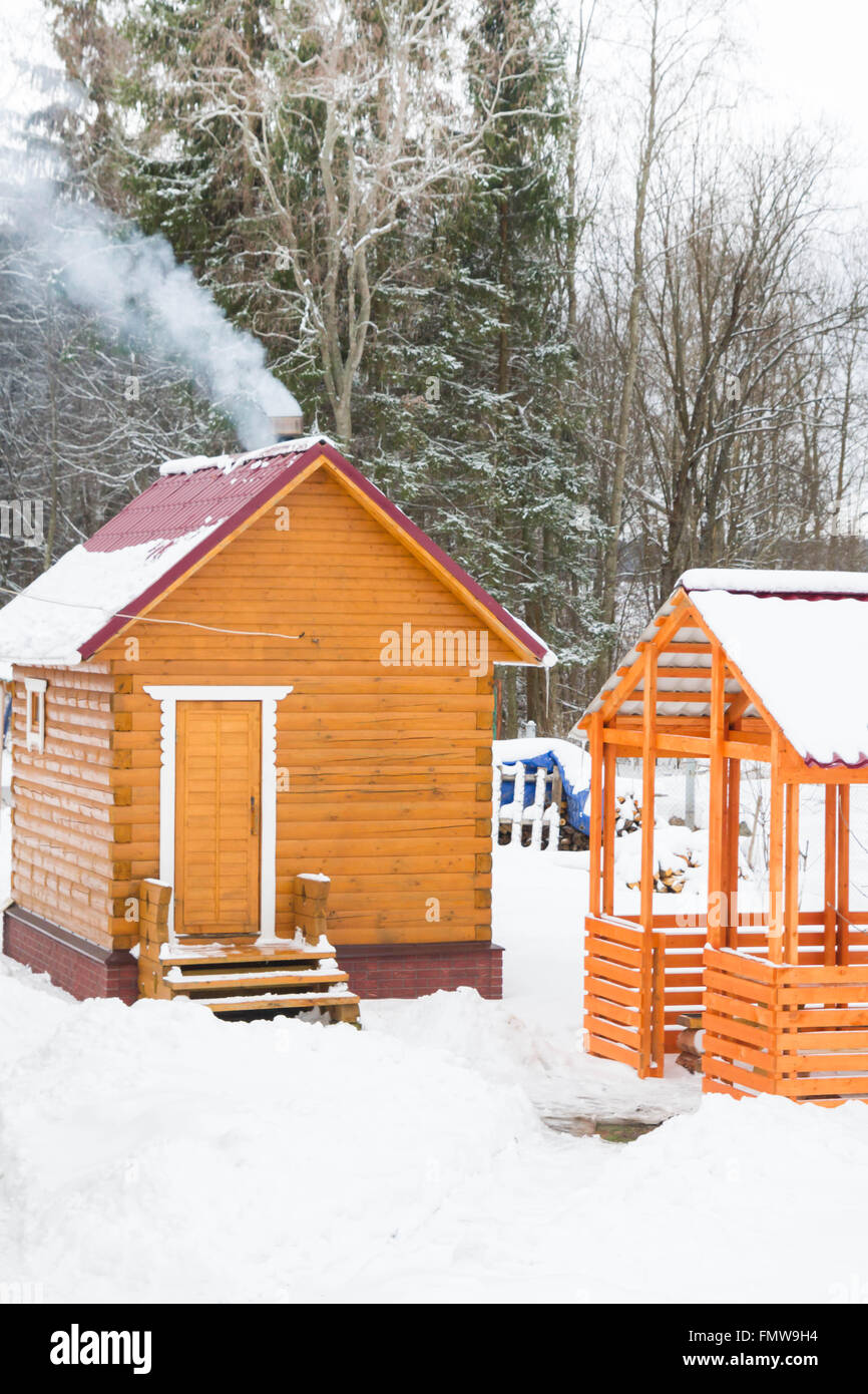 Baignoire en bois avec un kiosque à l'extérieur de la ville en hiver Banque D'Images