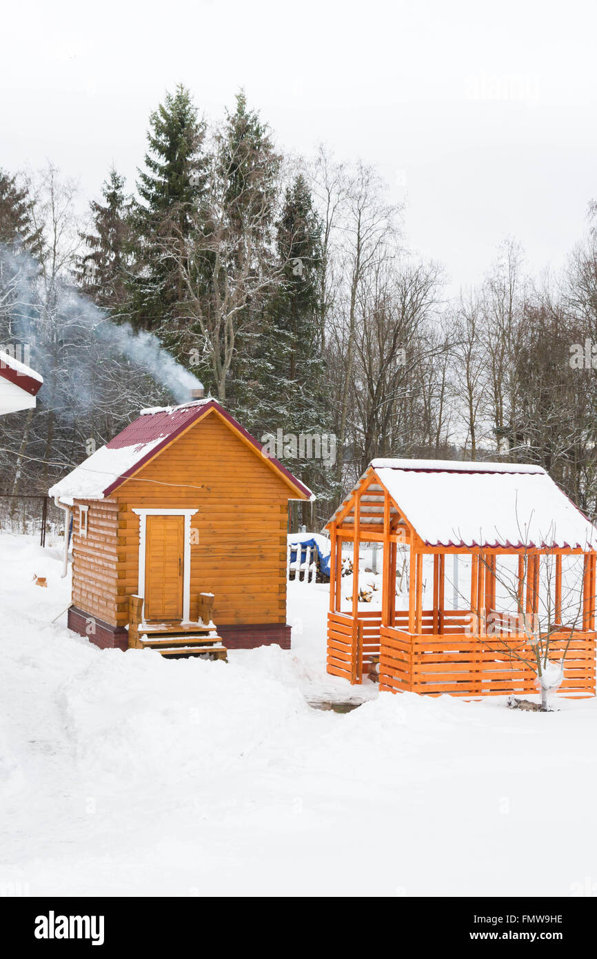 Baignoire en bois avec un kiosque à l'extérieur de la ville en hiver Banque D'Images