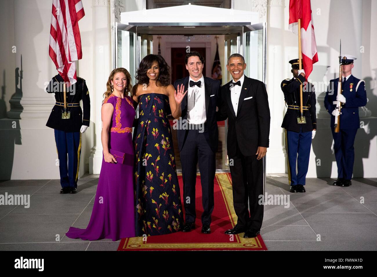 Le président américain Barack Obama et la Première Dame Michelle Obama félicite le premier ministre du Canada, Justin Trudeau et Sophie Grégoire Trudeau qu'ils arrivent pour le dîner d'État à la Maison Blanche le 10 mars 2016 à Washington, DC. C'est la première visite d'état d'un premier ministre canadien en 20 ans. Banque D'Images