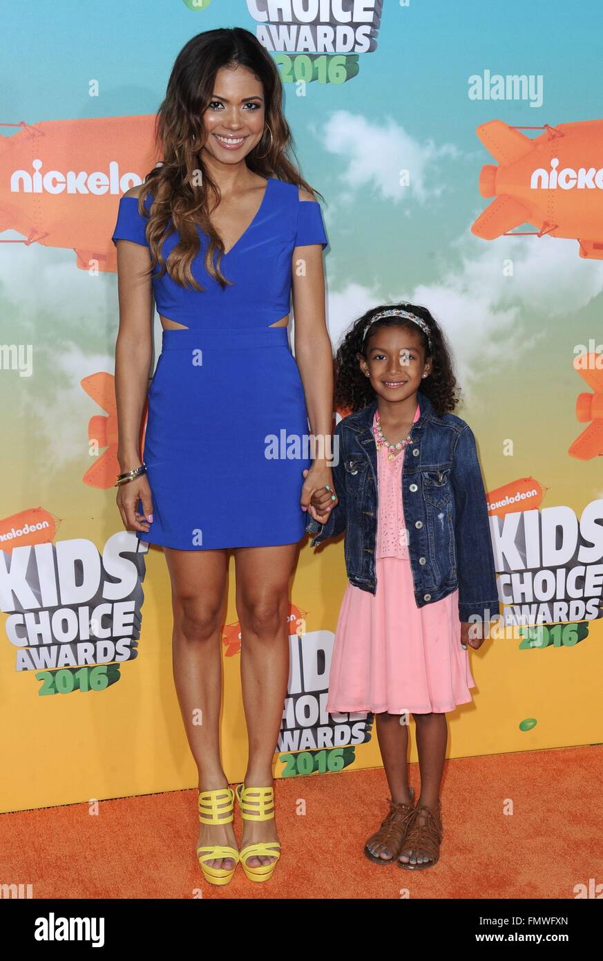 Inglewood, CA. Mar 12, 2016. Jennifer Freeman, Isabella Freeman aux arrivées de Nickelodeon's Kids' Choice Awards 2016 - 1 des arrivées, le Forum, Inglewood, CA, le 12 mars 2016. Credit : Dee Cercone/Everett Collection/Alamy Live News Banque D'Images