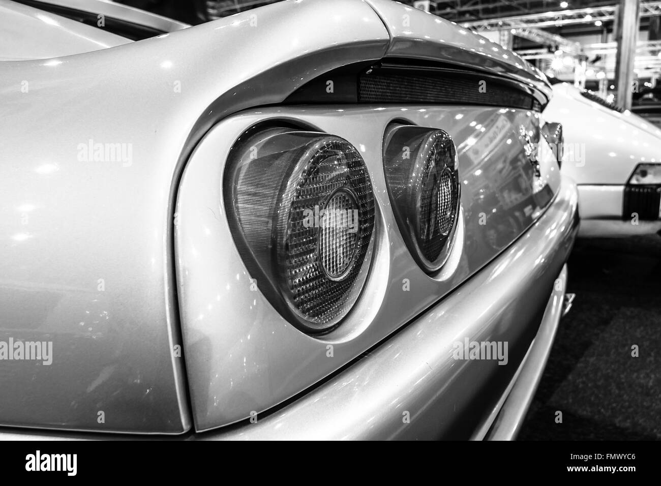 Feux stop de voiture de sport Ferrari F355 GTS, 1998. Noir et blanc. Banque D'Images