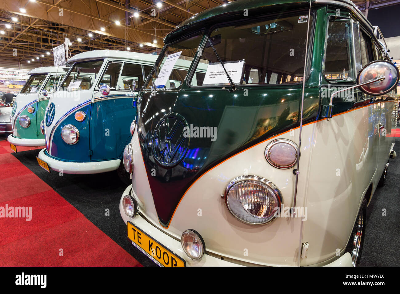 Minibus Volkswagen Type 2 standing in a row. Banque D'Images