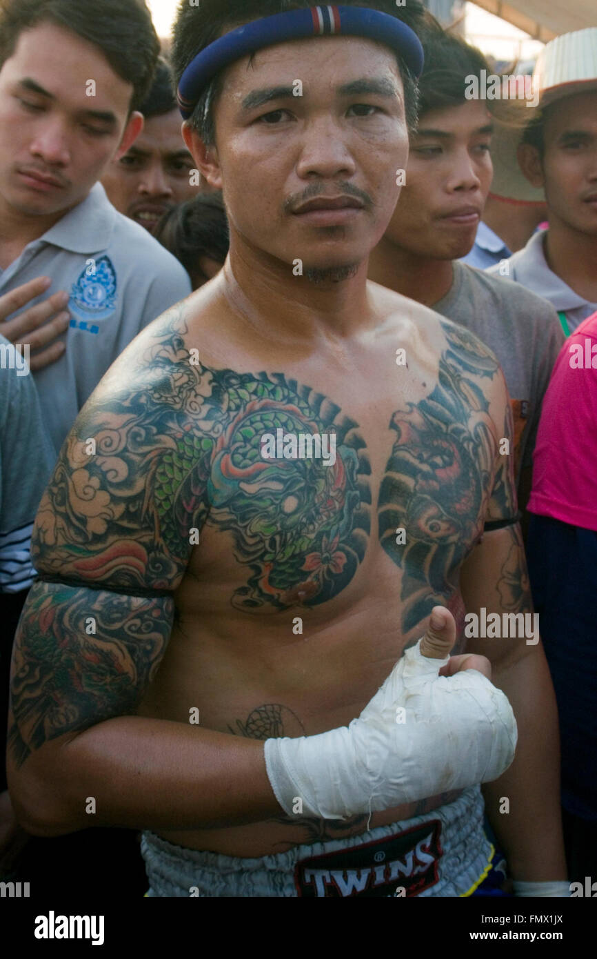 Un boxeur de Muay Thai tatouages sont indiqués avant qu'il entre dans un ring de boxe pour un match de boxe lors d'un festival Kampong Cham, au Cambodge. Banque D'Images