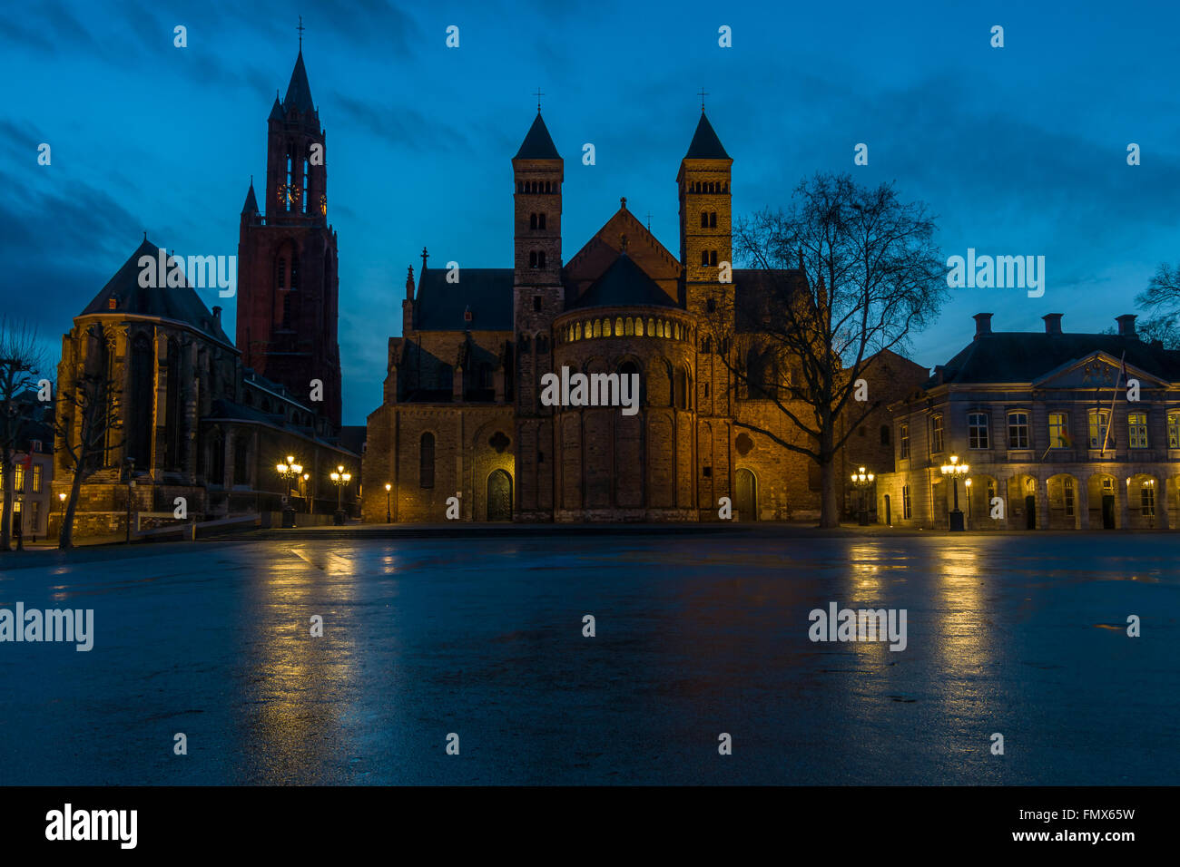 St. John's Evangelical Church (Sint Janskerk) et la Basilique de Saint Servais (à droite) à la place Vrijthof. Lumière du soir. Banque D'Images