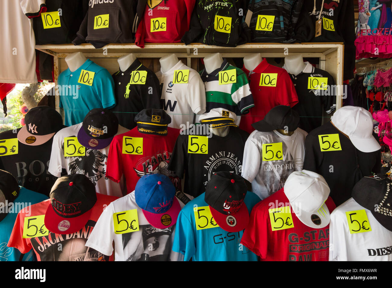 Le marché local de vente de t-shirts, des Casquettes et chapeaux Photo  Stock - Alamy