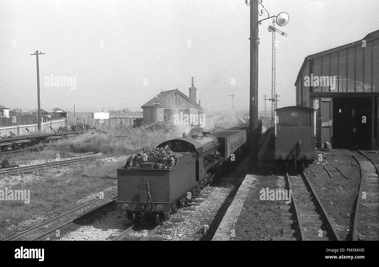 Une locomotive de la RH&DR de fer étroit tirant un train de marchandises offre d'abord à New Romney Banque D'Images