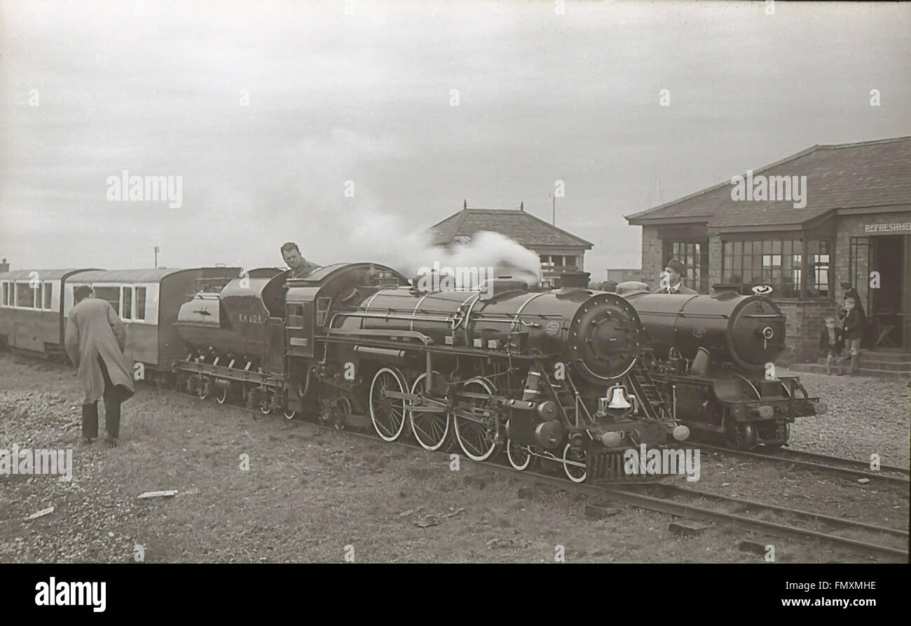 Le Dr syn est l'un des deux chemins de fer de style Canadien Pacifique locomotives du Romney Hythe & Dymchurch Railway construit en 1931 par le moteur du Yorkshire Co., l'autre étant Winston Churchill et a une histoire de la conception et de la construction. Il est vu ici à une autre locomotive avec dormeur dans les années 1950 Banque D'Images