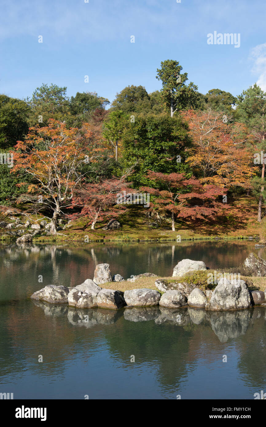 Le Japon, la région de Kinki, préfecture de Kyoto, la ville de Kyoto, Tenryu-ji, reflet d'arbre en automne sur sogen pond. Banque D'Images