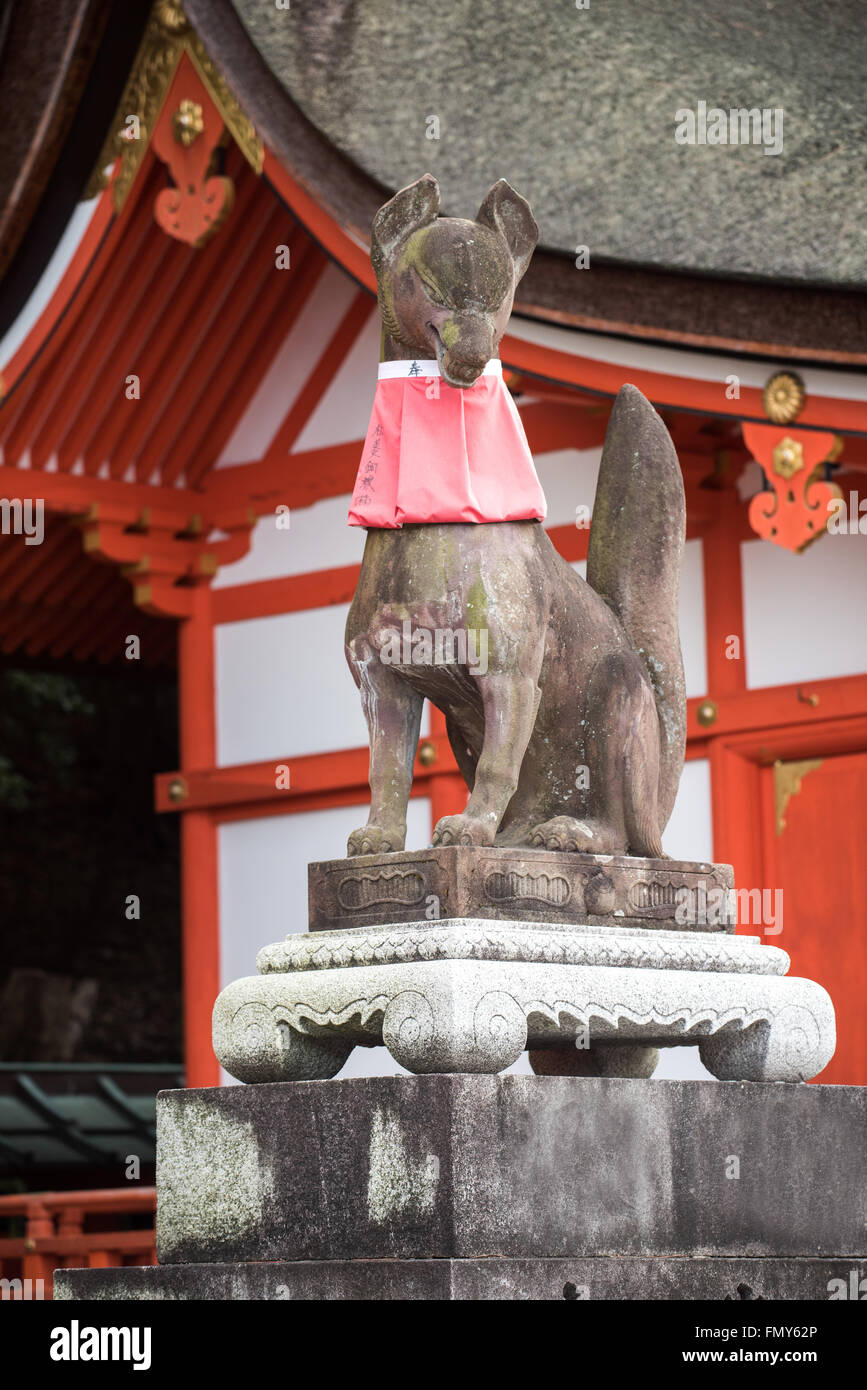 Fox statue en sanctuaire Fushimi Inari Taisha à Kyoto au Japon. Banque D'Images