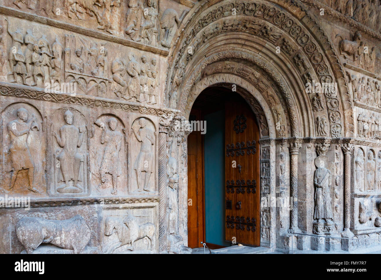 Ripoll, province de Gérone, Catalogne, Espagne. Monastir, ou monastère, de Santa Maria. Le portail roman. Bible en pierre. Banque D'Images