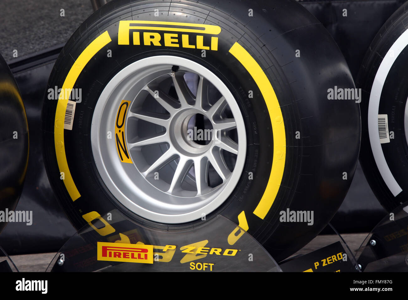 Les pneus de course Pirelli vu au cours de la session de formation pour la prochaine saison de Formule 1 au circuit de Barcelone, Plaça de Catalunya à Barcelone, Espagne, 24 février 2016. Photo : Jens Buettner/dpa Banque D'Images