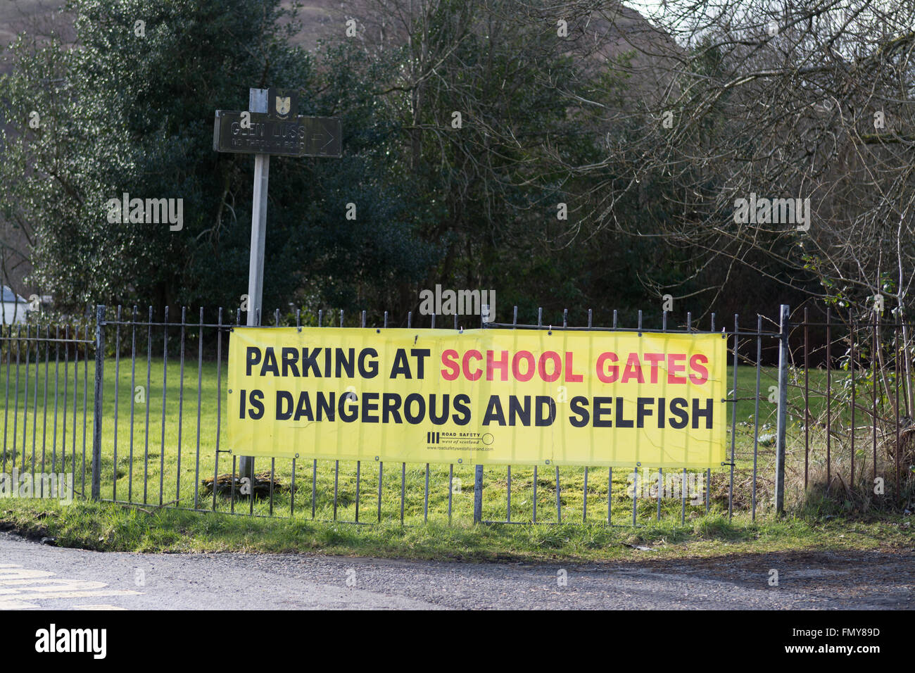 Parking gratuit à l'École 'Gates est dangereuse et égoïste' affiche à l'extérieur d'école Banque D'Images