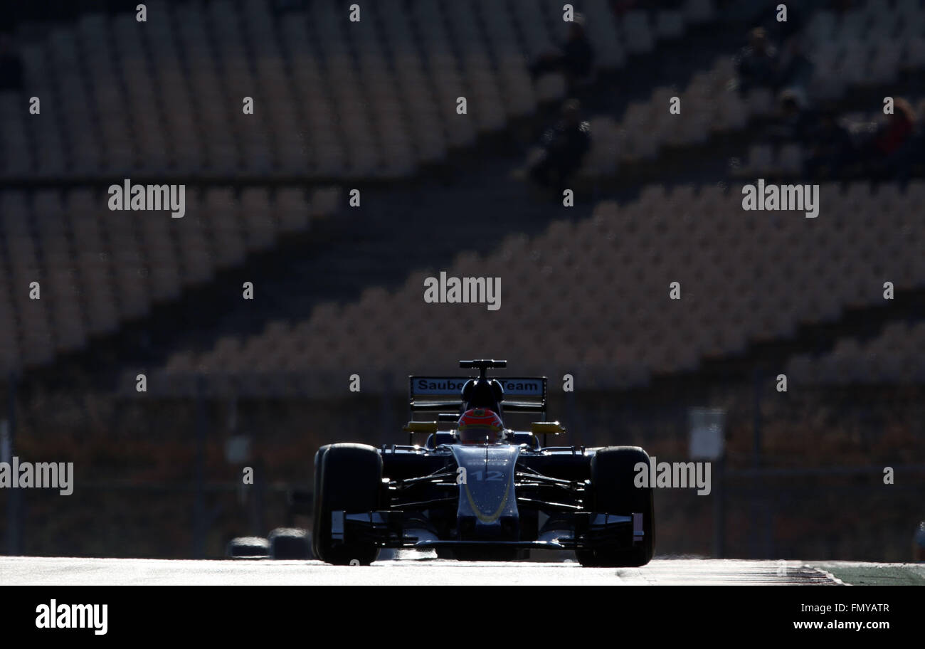 Pilote de Formule 1 brésilien Felipe Nasr de Sauber oriente sa voiture au cours de la session de formation pour la prochaine saison de Formule 1 au circuit de Barcelone, Plaça de Catalunya à Barcelone, Espagne, 24 février 2016. Photo : Jens Buettner/dpa Banque D'Images