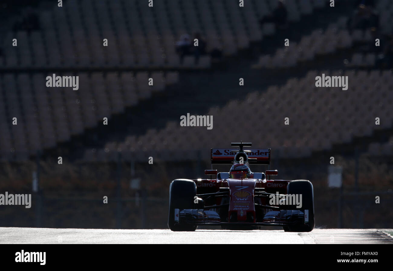 Pilote de formule 1 finlandais Kimi Raikkonnen Ferrari de steers sa voiture au cours de la session de formation pour la prochaine saison de Formule 1 au circuit de Barcelone, Plaça de Catalunya à Barcelone, Espagne, 24 février 2016. Photo : Jens Buettner/dpa Banque D'Images