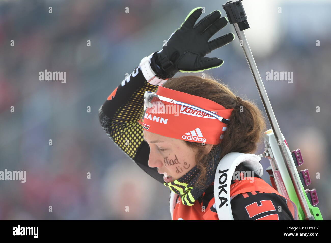 Laura Dahlmeier de l'Allemagne à la plage de prise de vue au cours de la femme 12,5km départ groupé compétition aux Championnats du monde de biathlon, dans l'Arène de ski de Holmenkollen, Oslo, Norvège, 13 mars 2016. Photo : Hendrik Schmidt/dpa Banque D'Images