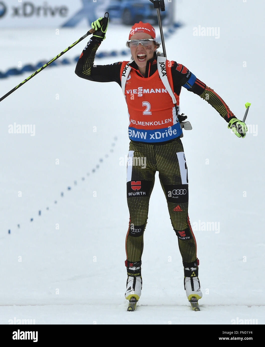 Laura Dahlmeier de Allemagne célèbre après avoir franchi la ligne d'arrivée au cours de la femme 12,5km départ groupé compétition aux Championnats du monde de biathlon, dans l'Arène de ski de Holmenkollen, Oslo, Norvège, 13 mars 2016. Dahlmeier placé deuxième. Photo : Hendrik Schmidt/dpa Banque D'Images