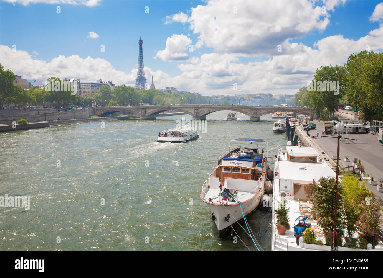 PARIS, FRANCE - 16 juin 2011 : Tour Eiffel et navires sur Seine Banque D'Images