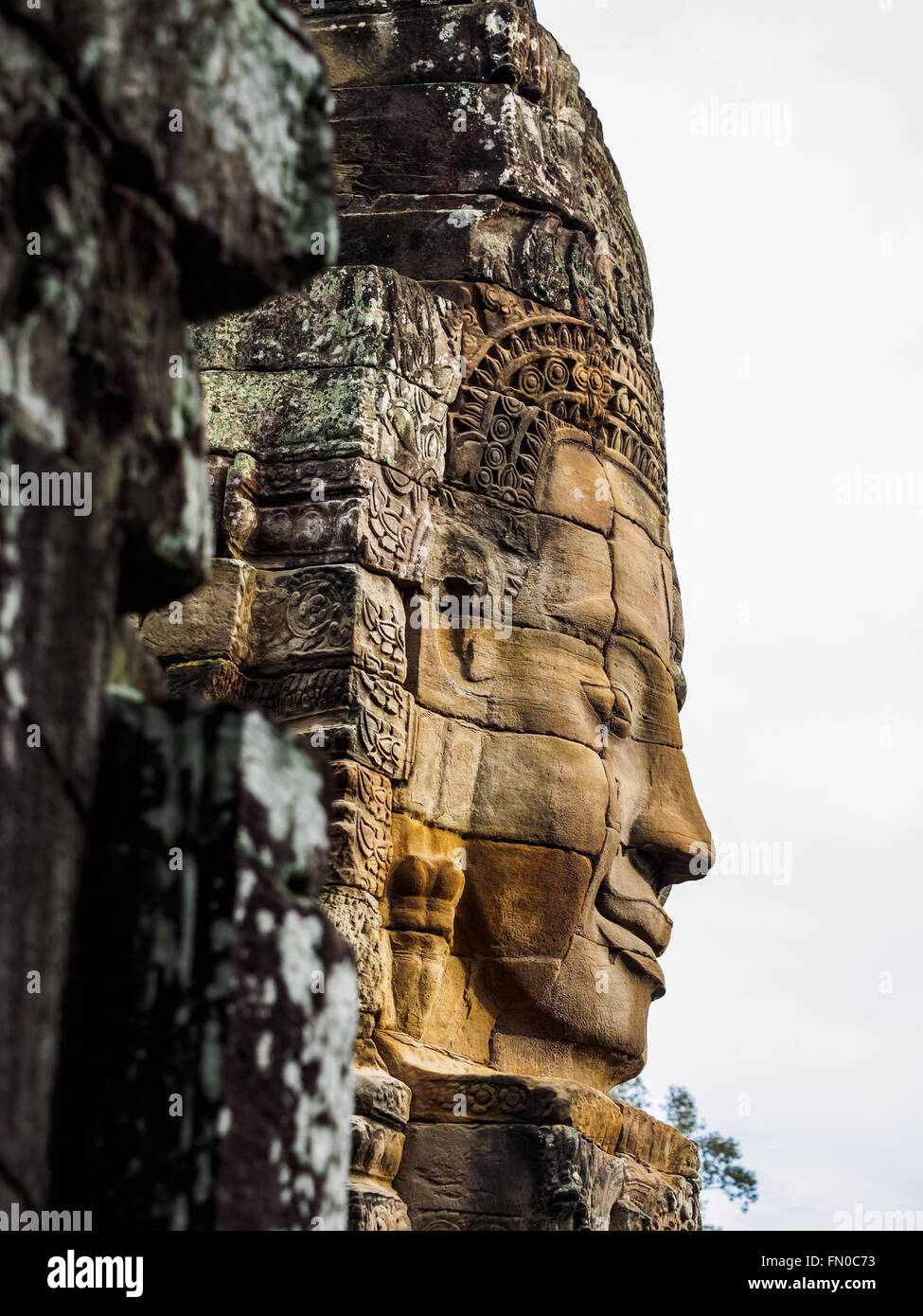 La sculpture sur pierre ancienne face at temple Bayon à Siem Reap, Cambodge Banque D'Images