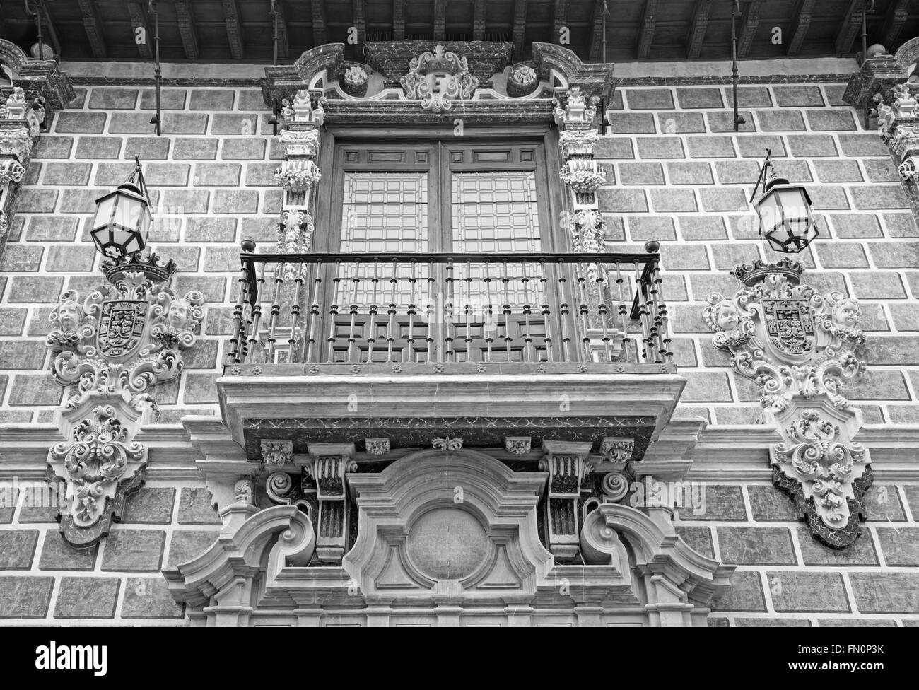 GRANADA, ESPAGNE - 29 MAI 2015 : Le détail de façade de Palacio de la Madraza (Madrasah de grenade) avec le balcon. Banque D'Images