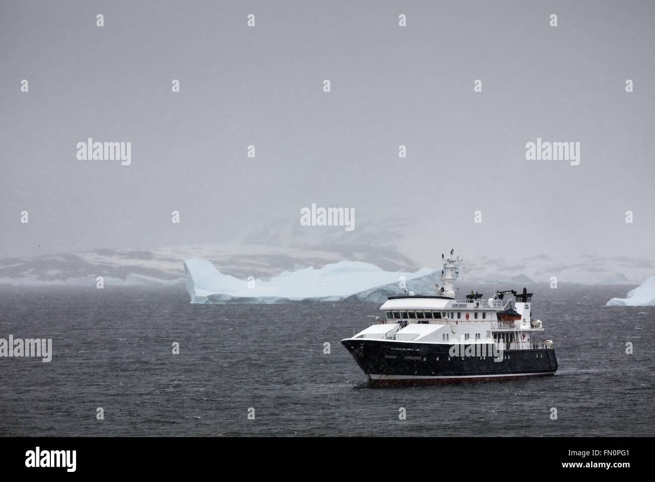 L'antarctique, péninsule antarctique, navire d'expédition Hanse Explorer au large de l'île Booth Banque D'Images