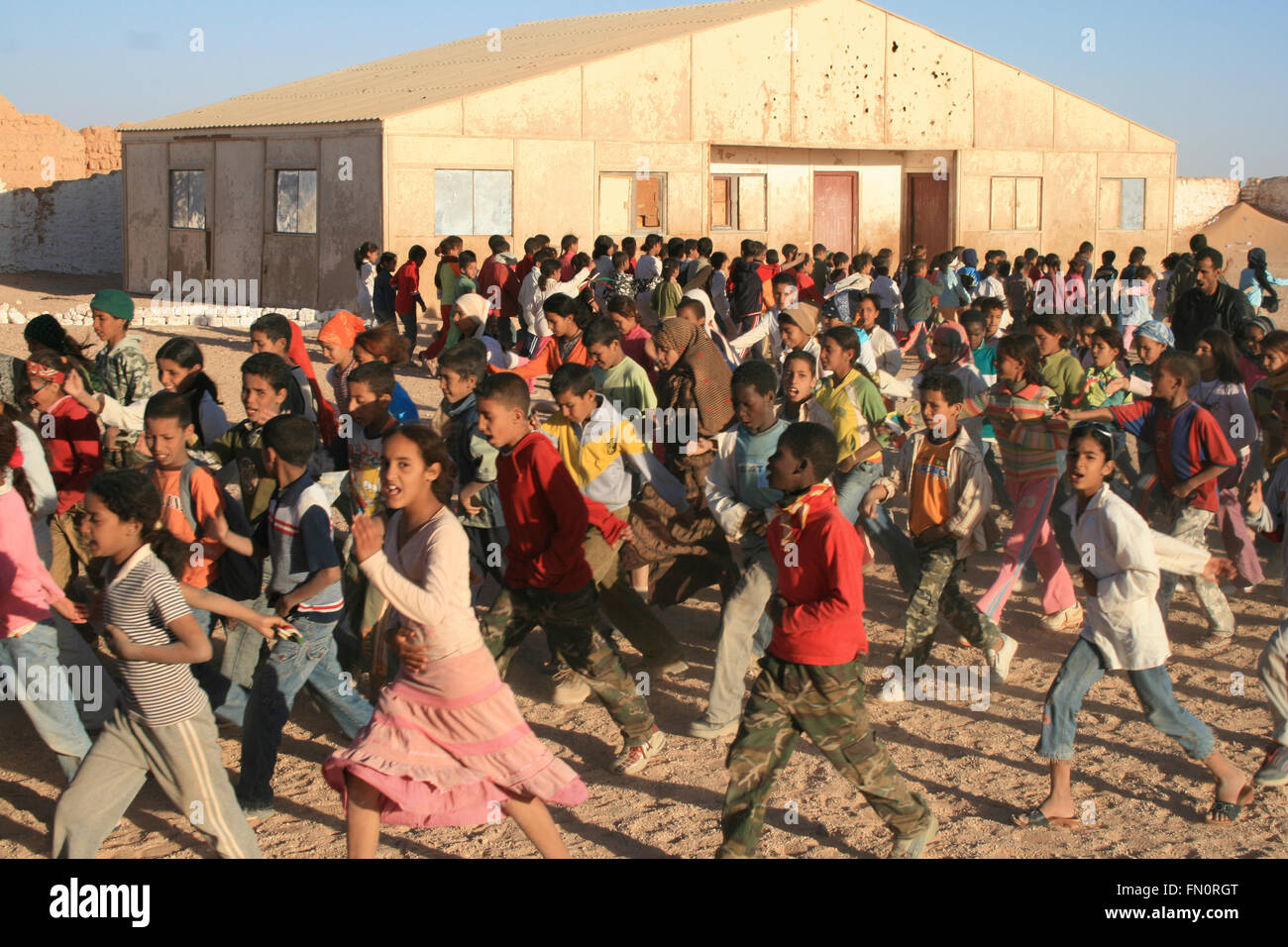 La formation des enfants à l'école de guerre en camp de réfugiés à Tindouf, en Algérie Banque D'Images