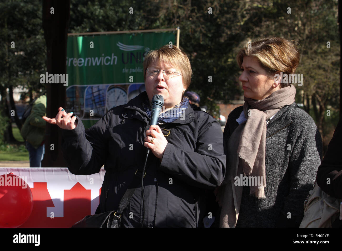 ​London, UK. 13 mars 2016. Hannah qui est résident d'Islington 43 parler aux manifestants sur son sort. Son loyer augmenterait d'environ 500 €. Des milliers de manifestants rassemblés à Lincoln's Inn Fields, WC2A 3TL pour s'opposer à la politique du logement du projet de loi. Ils étaient exigeants pour obtenir des maisons pour tous, contrôle des loyers et des maisons pour les personnes sans but lucratif. Crédit : david mbiyu/Alamy Live News Banque D'Images