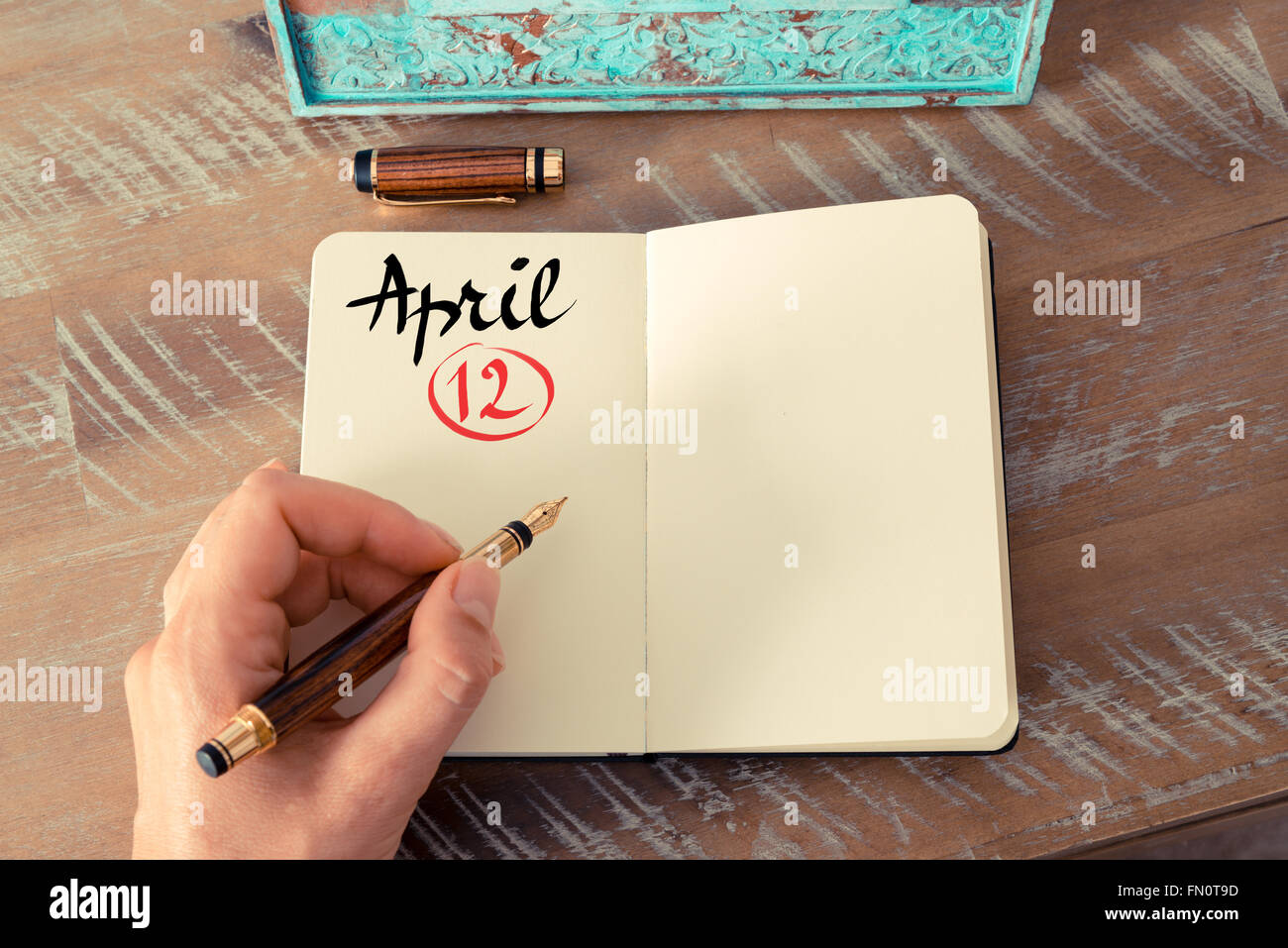 Notion de droit du 12 avril Journée de Calendrier avec l'espace vide pour le texte en note manuscrite avec stylo plume sur un PC portable. Banque D'Images