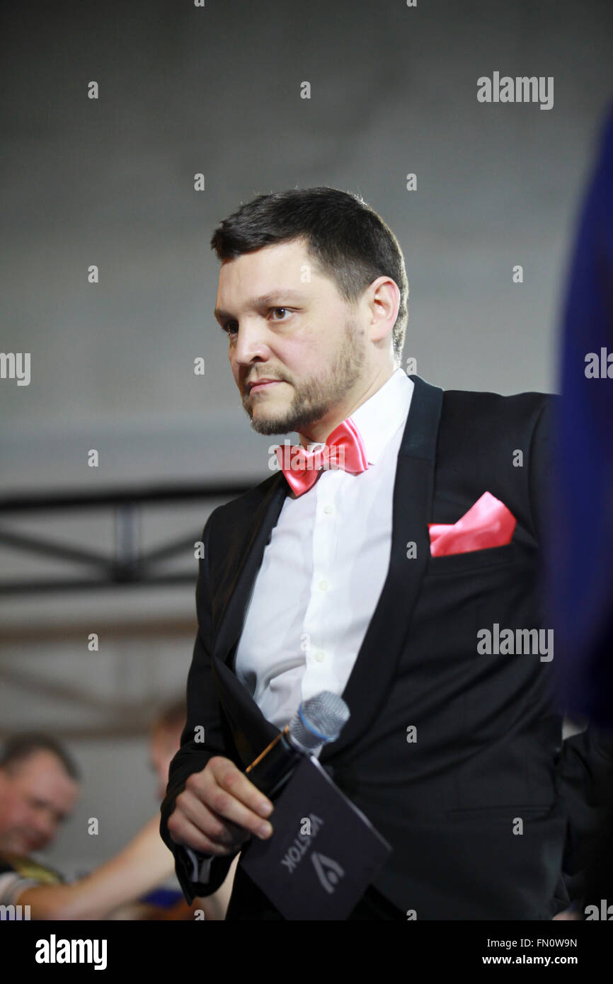 Kiev, Ukraine. 12th mars 2016. Sergueï Bryll, le principal annonceur de l'Ukraine, vêtu d'un costume noir, d'une cravate rose lors de la carte de boxe à Kiev ArtPrichal Gallery le 12 mars 2016 crédit: DIMAR photo/Alay Live News Banque D'Images