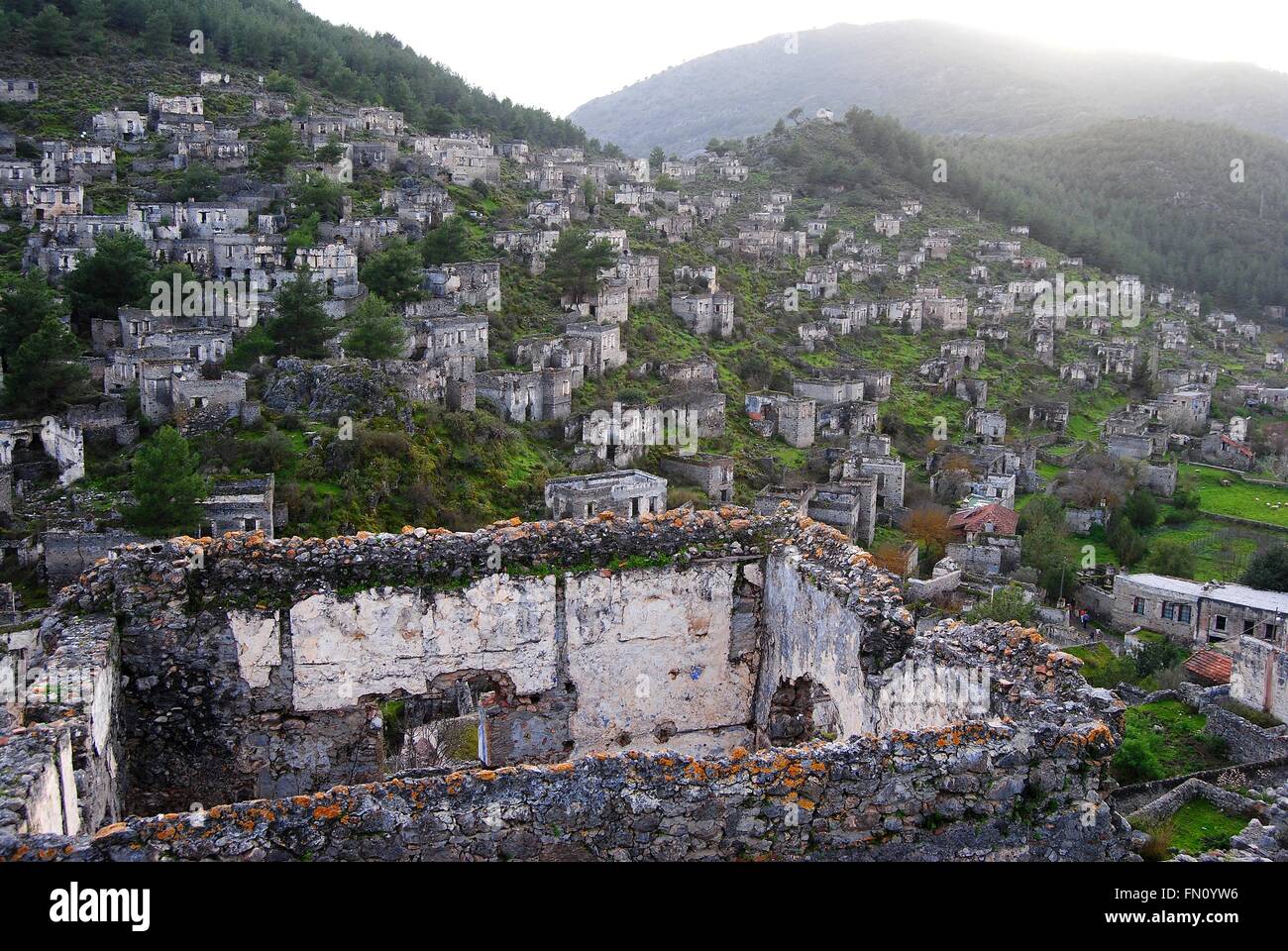 Vue sur Kayakoy ghost town en Turquie. Banque D'Images