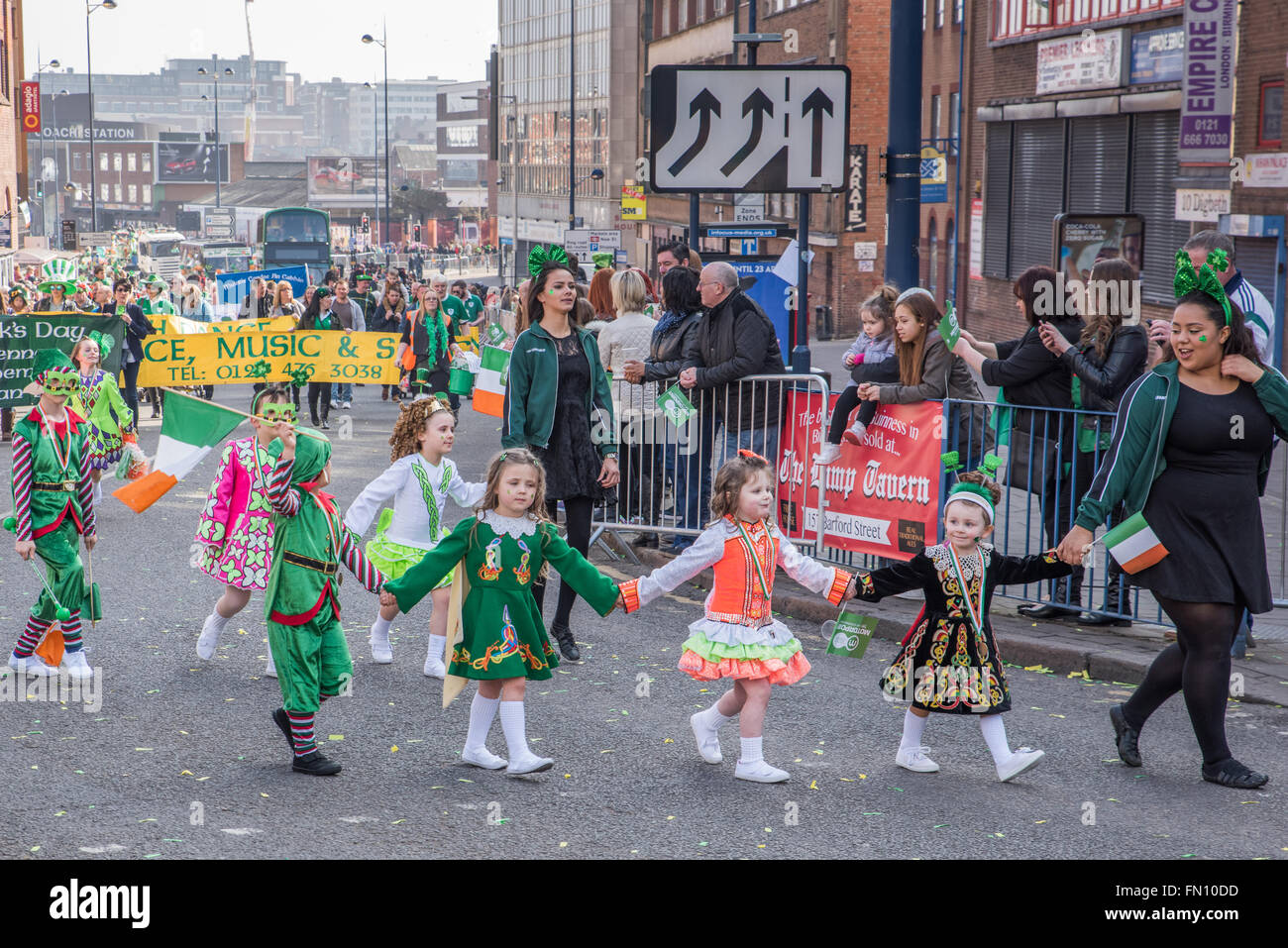 Birmingham, UK. 13 mars, 2016. St Patricks Day Parade Birmingham West Midlands UK les foules étaient en force profitant du soleil du printemps Crédit : David Holbrook/Alamy Live News Banque D'Images