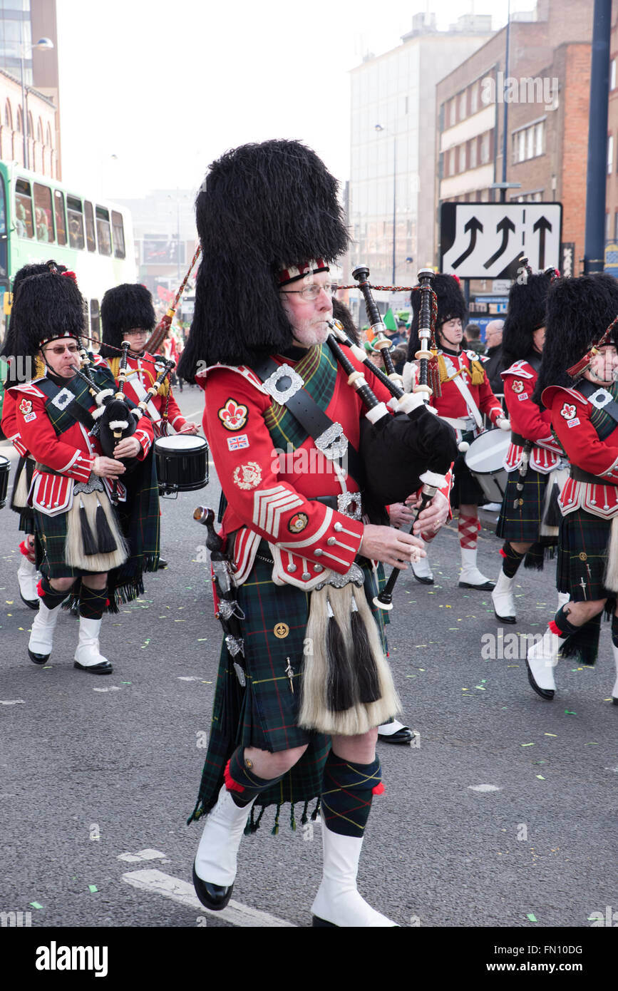 Birmingham, UK. 13 mars, 2016. St Patricks Day Parade Birmingham West Midlands UK les foules étaient en force profitant du soleil du printemps Crédit : David Holbrook/Alamy Live News Banque D'Images