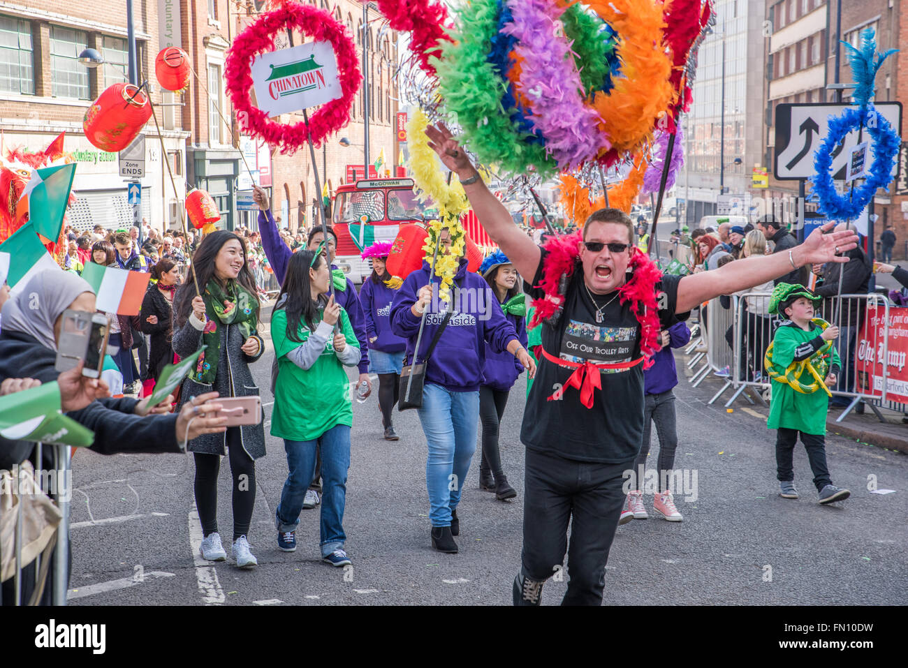 Birmingham, UK. 13 mars, 2016. St Patricks Day Parade Birmingham West Midlands UK les foules étaient en force profitant du soleil du printemps Crédit : David Holbrook/Alamy Live News Banque D'Images
