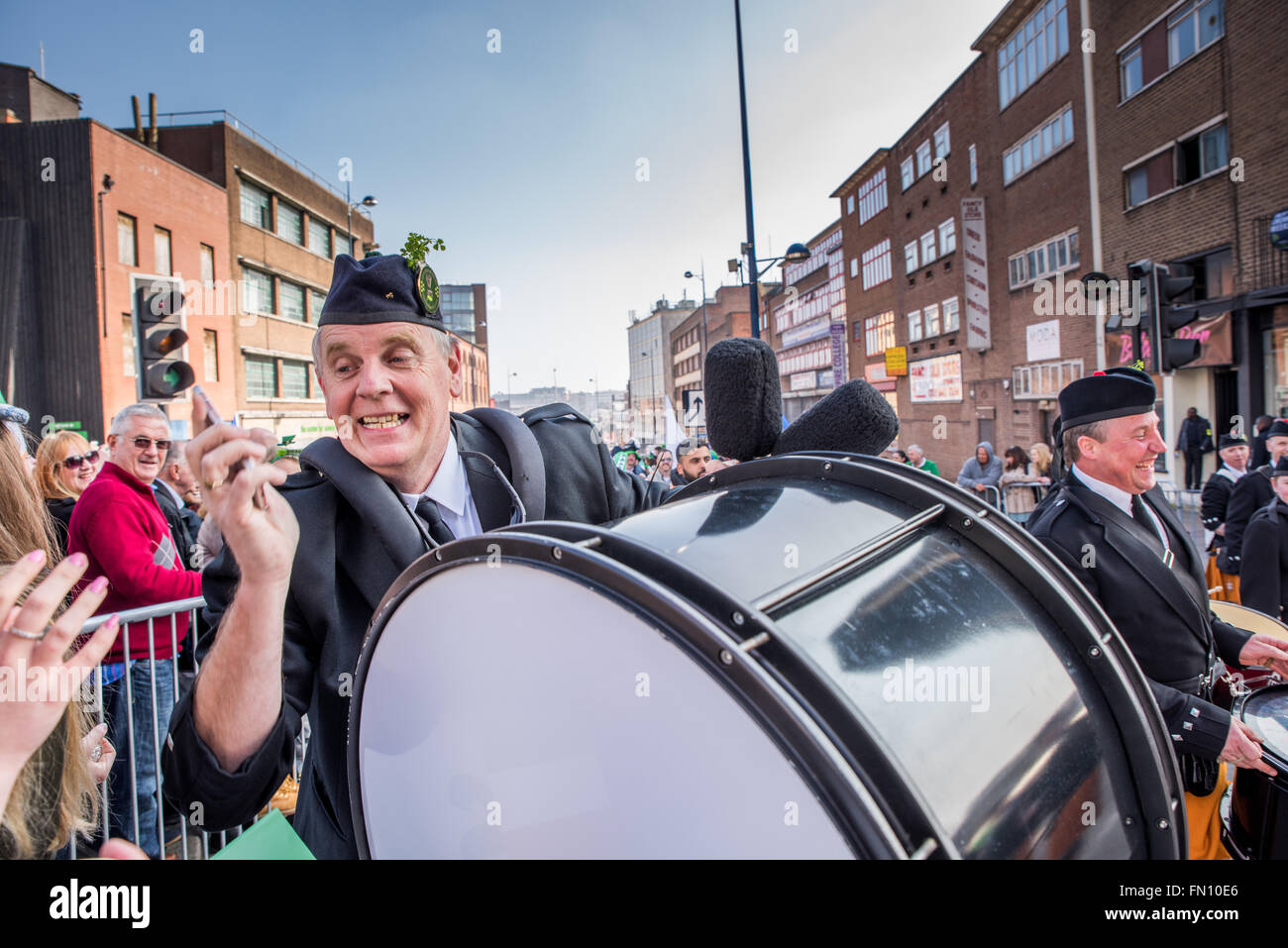 Birmingham, UK. 13 mars, 2016. St Patricks Day Parade Birmingham West Midlands UK les foules étaient en force profitant du soleil du printemps Crédit : David Holbrook/Alamy Live News Banque D'Images