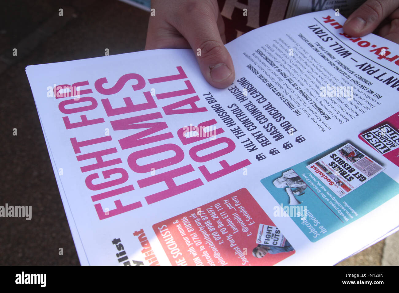 Londres, Royaume-Uni. 13 mars 2016. Un manifestant les mains hors du flyer au Lincoln's Inn Fields, WC2A 3TL pour le tuer "la démonstration de loi pour s'opposer à la politique du logement du projet de loi. Ils étaient exigeants pour obtenir des maisons pour tous, contrôle des loyers et des maisons pour les personnes sans but lucratif. Crédit : David mbiyu/Alamy Live News Banque D'Images