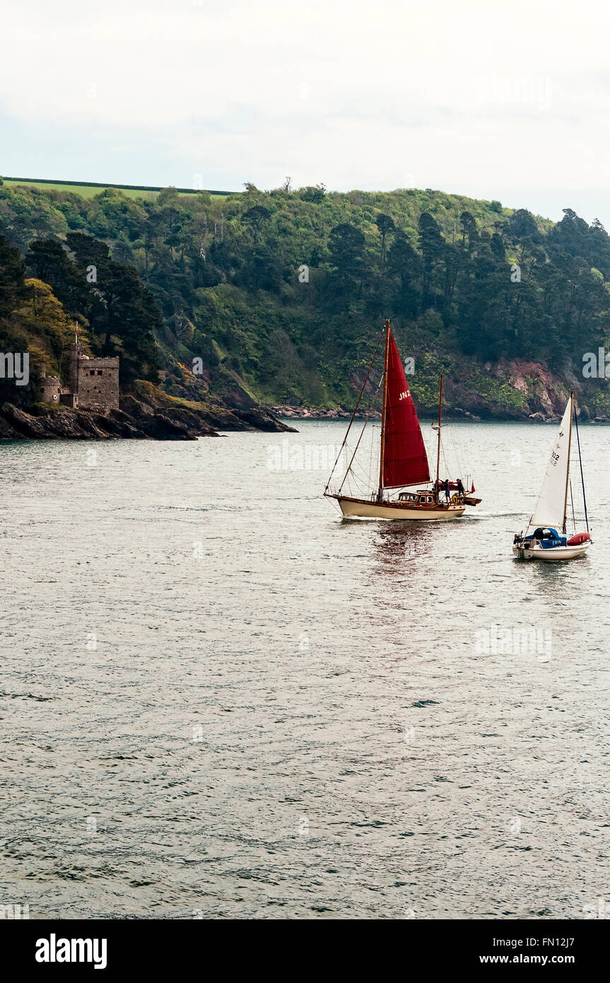 Deux petits bateaux à voile à croiser dans des directions différentes en face de la tour d'artillerie côtière de Kingswear Castle Banque D'Images