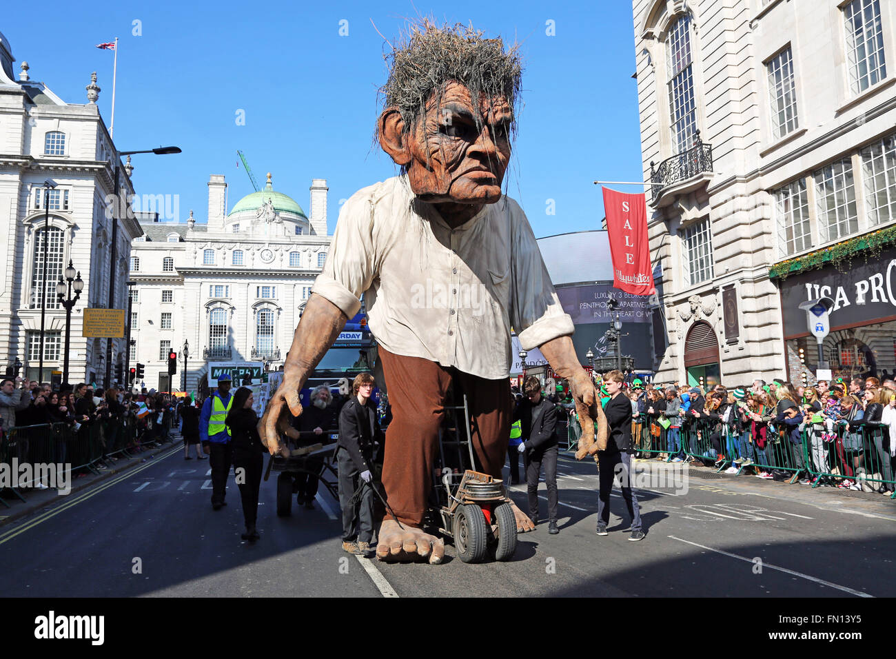 Londres, Royaume-Uni. 13 mars 2016. Crom, un géant dix-sept pieds de haut puppet dans la Parade de la St Patrick 2016 à Piccadilly Circus à Londres Crédit : Paul Brown/Alamy Live News Banque D'Images