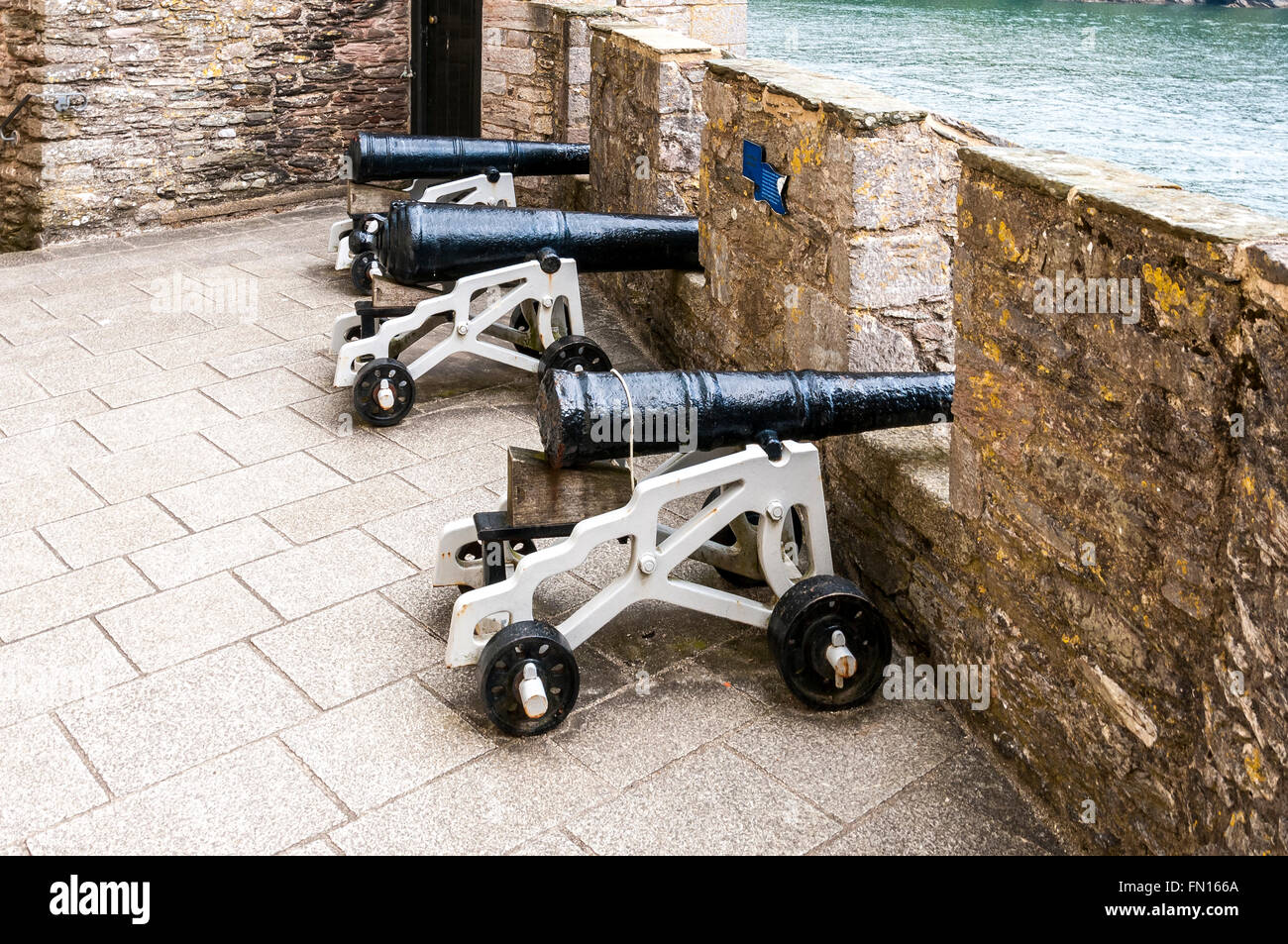 Des armes à canons noir menaçant de zone de chariots sur la rivière Dart à travers les embrasures de la plate-forme d'armes à feu du Sud Banque D'Images