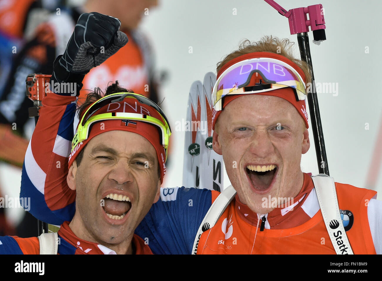 Ole Einar Bjoerndalen (L) de la Norvège célèbre avec Johannes Thingnes Boe de la Norvège après les hommes 15km départ groupé compétition aux Championnats du monde de biathlon, dans l'Arène de ski de Holmenkollen, Oslo, Norvège, 13 mars 2016. Photo : Hendrik Schmidt/dpa Banque D'Images