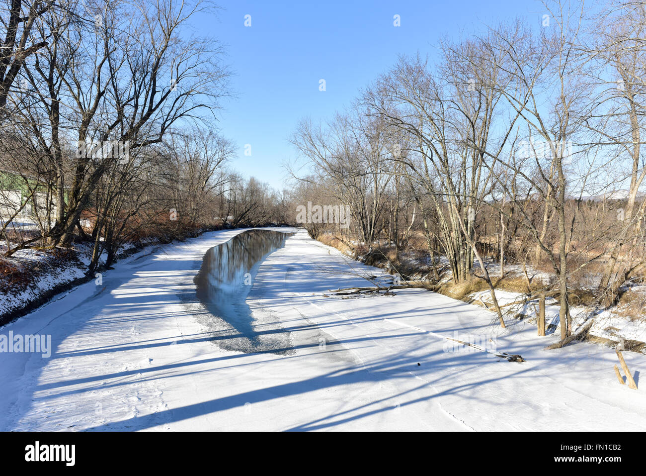 La neige a couvert le ruisseau Otter River dans le Vermont de l'Hammond Pont couvert. Banque D'Images