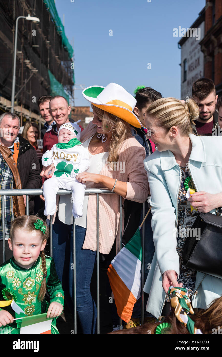 Birmingham, UK. 13 mars, 2016. Les rues bordées de milliers de Digbeth au centre-ville, la célébration de la St patron des Irlandais 'St' . Le défilé était remplie de fanfares,voitures,flotteurs,scooter,et danseurs . Après le défilé il y avait beaucoup de musique live et d'animations autour de la ville, le tout dans le soleil du printemps précoce. Crédit : Ian Francis/Alamy Live News Banque D'Images